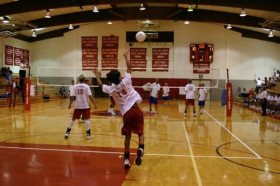 Студенты Hawaii Preparatory Academy играют в баскетбол