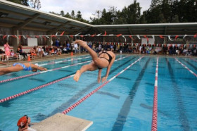 Студенты Hawaii Preparatory Academy занимаются плаванием