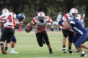 Студенты Hawaii Preparatory Academy играют в американский футбол