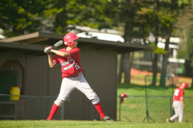 Студенты Hawaii Preparatory Academy играют в бейсбол