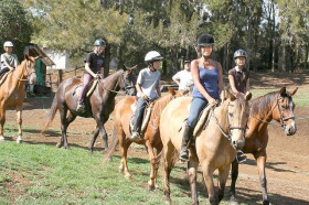 Студенты Hawaii Preparatory Academy занимаются конным спортом