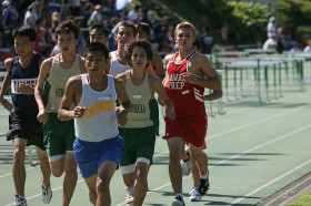 Студенты Hawaii Preparatory Academy занимаются бегом