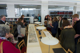 Студенты Hotchkiss School в библиотеке