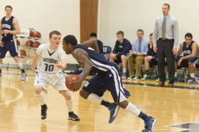 Студенты Hotchkiss School играют в баскетбол