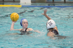 Студенты Hotchkiss School играют в водное поло