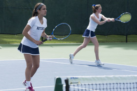 Студенты Hotchkiss School играют в теннис