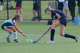 Студенты Hotchkiss School играют в хоккей на траве