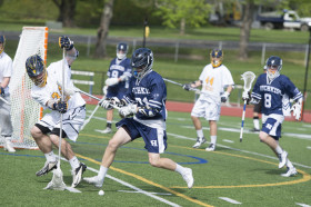 Студенты Hotchkiss School играют в лакросс