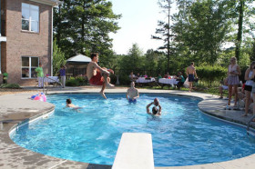 Студенты Darlington School в бассейне