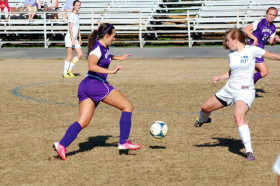 Студенты Darlington School играют в футбол