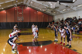 Студенты Hun School of Princeton играют в баскетбол