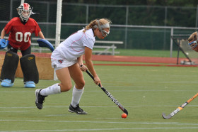 Студенты Hun School of Princeton играют в хоккей на траве