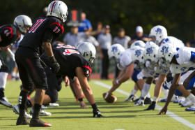 Студенты Hun School of Princeton играют в американский футбол