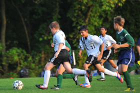 Студенты Hun School of Princeton играют в футбол