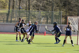 Студенты Hun School of Princeton играют в лакросс