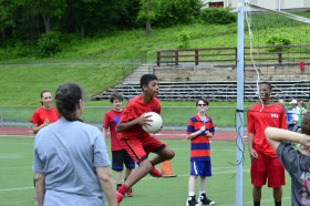 Студенты Hun School of Princeton играют в волейбол