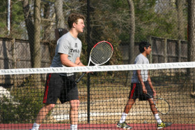 Студенты Hun School of Princeton играют в теннис