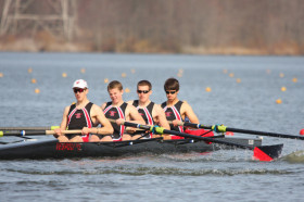 Студенты Hun School of Princeton занимаются водной греблей