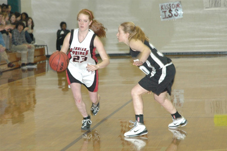 Студенты Indian Springs School играют в баскетбол