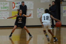 Студенты Indian Springs School играют в баскетбол