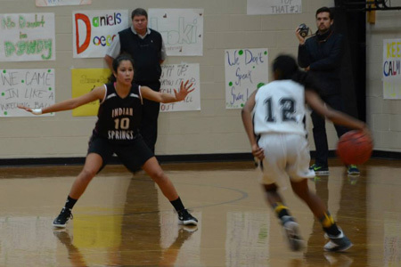 Студенты Indian Springs School играют в баскетбол