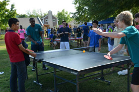 Студенты Indian Springs School играют в настольный теннис