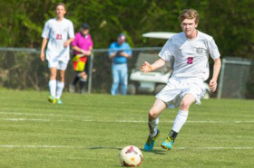 Студенты Indian Springs School играют в футбол