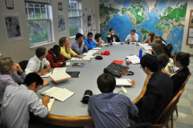 Студенты Kent School на занятиях географией