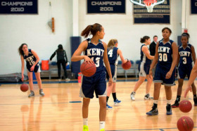 Студенты Kent School играют в баскетбол