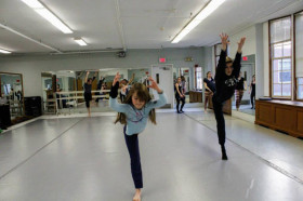 Студенты Kent School занимаются танцами