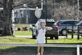 Студенты Kent School играют в теннис