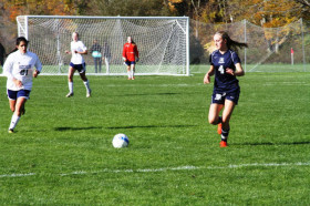 Студенты Kent School играют в футбол