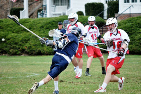 Студенты Kent School играют в лакросс