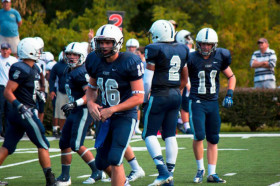 Студенты Kent School играют в американский футбол