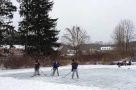 Студенты Kent School играют в хоккей