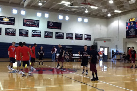 Студенты Lake Mary Preparatory School играют в баскетбол