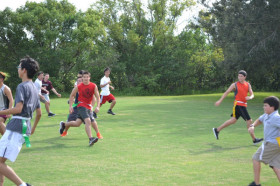 Студенты Lake Mary Preparatory School играют в футбол