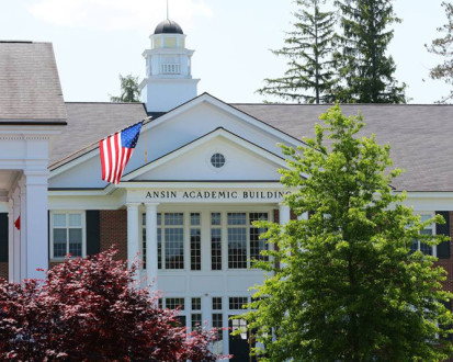 Здание Lawrence Academy