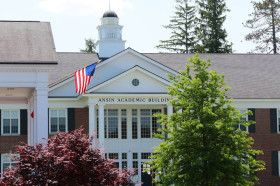 Здание Lawrence Academy