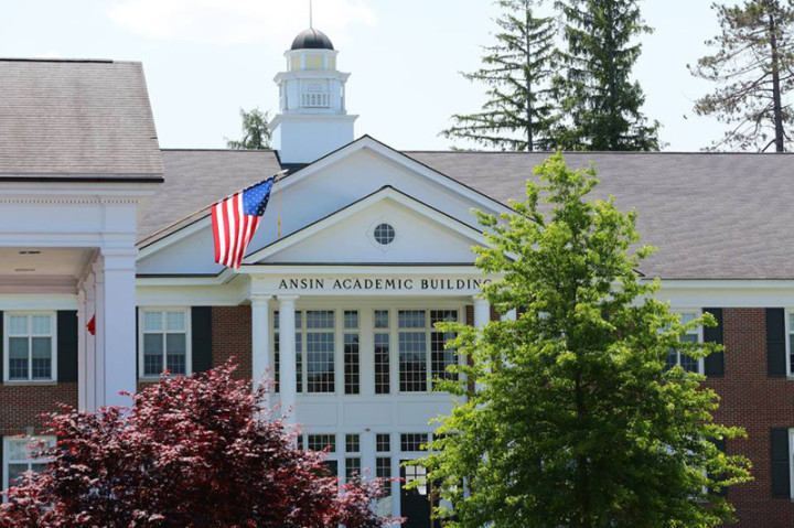 Здание Lawrence Academy