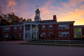 Здание Lawrence Academy