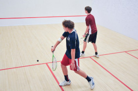 Студенты Lawrence Academy играют в теннис