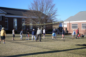 Студенты Lawrence Academy играют в волейбол