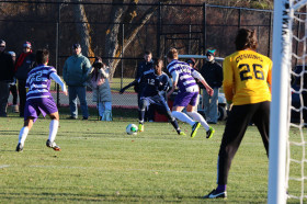 Студенты Lawrence Academy играют в футбол