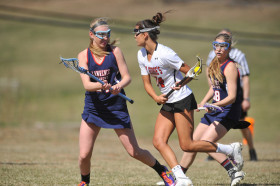 Студенты Lawrence Academy играют в лакросс