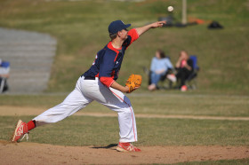 Студенты Lawrence Academy играют в бейсбол