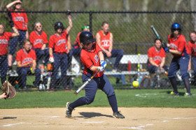 Студенты Lawrence Academy играют в бейсбол