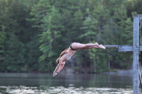 Студенты Lawrence Academy на озере