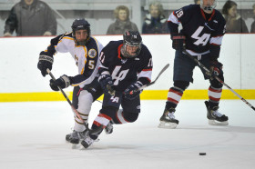 Студенты Lawrence Academy играют в хоккей