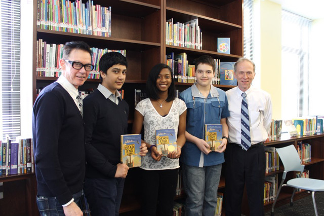 Студенты Leman Manhattan Preparatory School в библиотеке